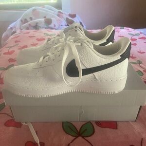 NEW Nike Air Force 1 07 Shoes 6.5 Men’s / 8 Women’s